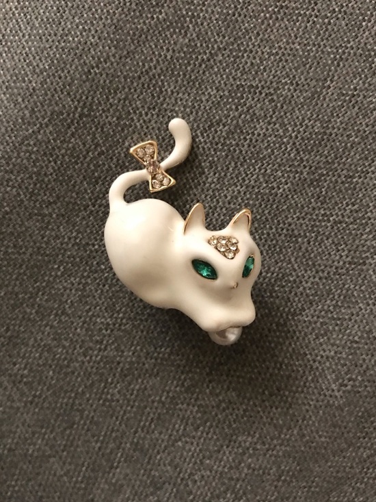 Jewelry - Beautiful White Cat Brooch